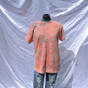 Camiseta / camiseta de bolsillo unisex teñida de rosa con lejía rosa