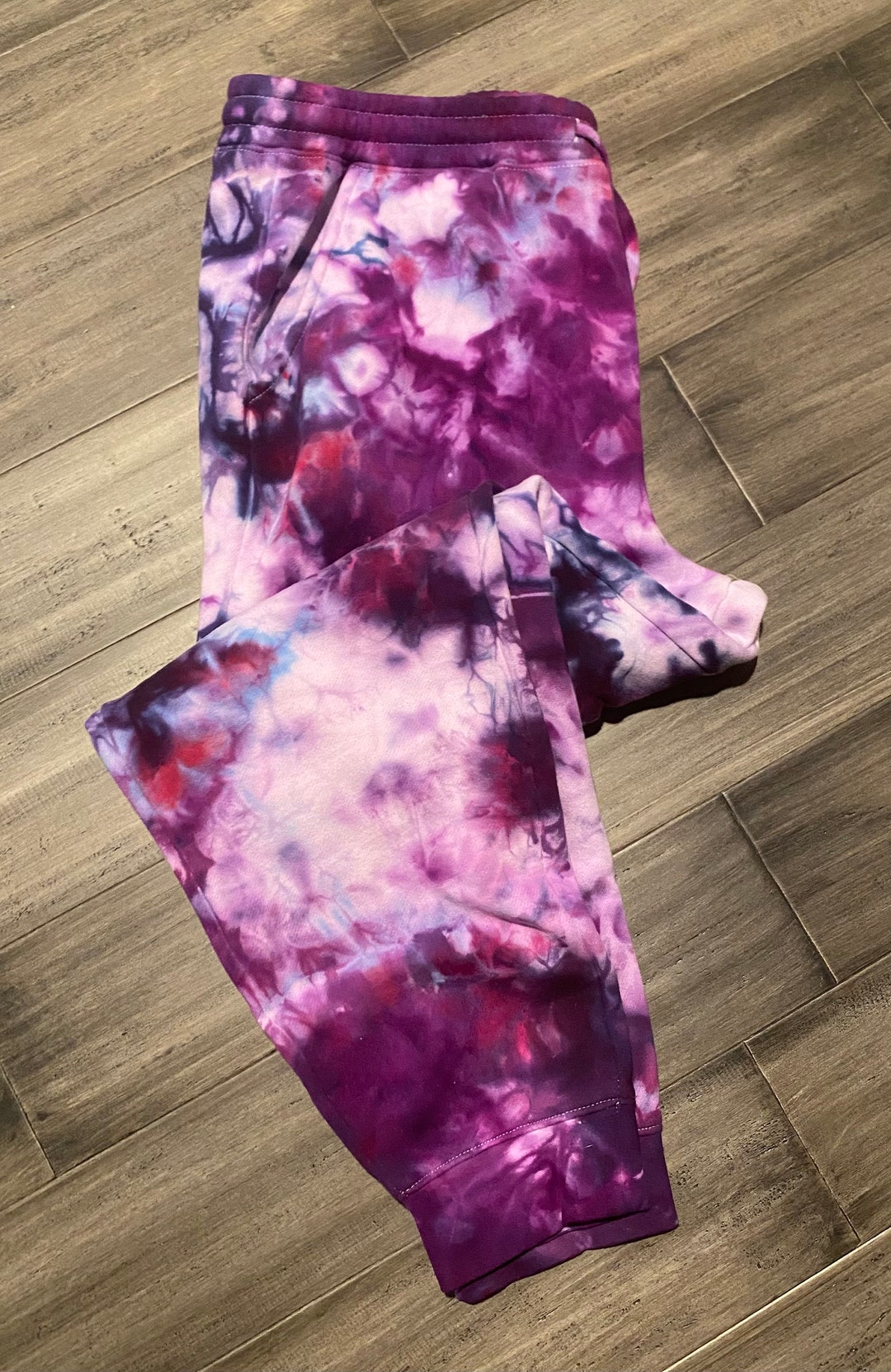 how to wear tie dye joggers