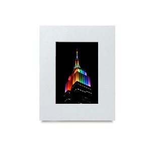 Regnbågsljus från Empire State Building i New York City för att hedra NYC Pride