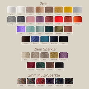 Peut inclure: Un nuancier de fils de diff&eacute;rentes couleurs et textures. Le nuancier est divis&eacute; en trois sections : 2 mm, 2 mm Sparkle et 2 mm Multi-Sparkle. Chaque section pr&eacute;sente une vari&eacute;t&eacute; de couleurs, notamment le blanc, le gris, le rose, le rouge, le marron, le bleu, le vert et le violet.