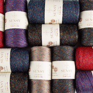 Puede incluir: Surtido de hilo de cuerda de PP de 2 mm de colores vivos con un acabado brillante. Cada ovillo est&aacute; etiquetado con "SENSY 2 mm PP Cord Multi Sparkle" e incluye el peso del hilo (200 g) y la longitud (230 m).