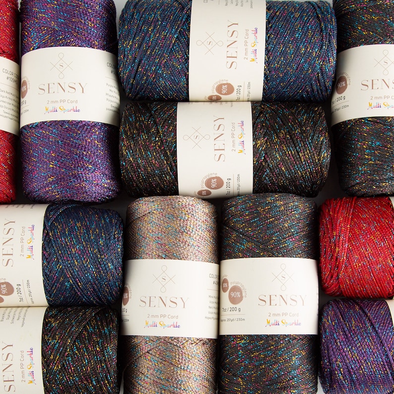 Puede incluir: Surtido de hilo de cuerda de PP de 2 mm de colores vivos con un acabado brillante. Cada ovillo est&aacute; etiquetado con "SENSY 2 mm PP Cord Multi Sparkle" e incluye el peso del hilo (200 g) y la longitud (230 m).