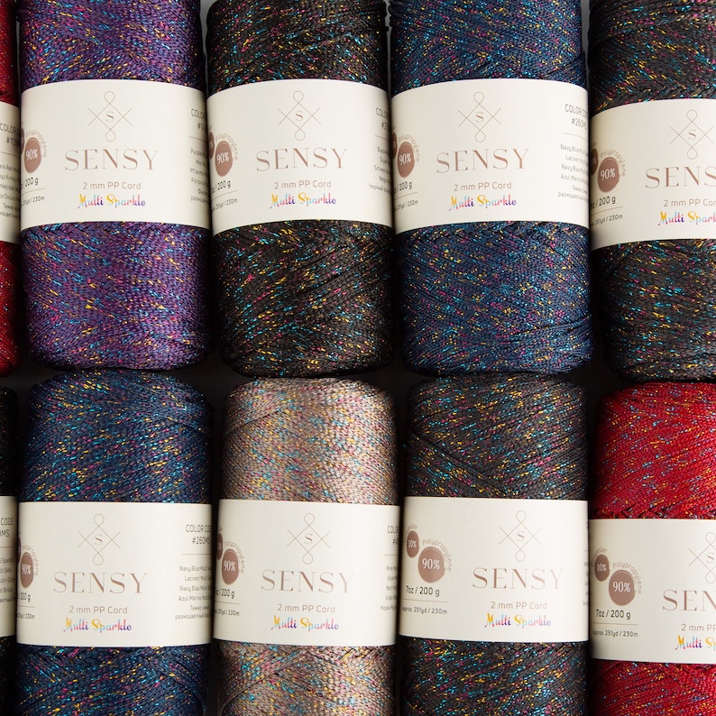 Puede incluir: Surtido de diez carretes de hilo Sensy 2 mm PP Cord Multi Sparkle en varios colores, incluyendo morado, negro, azul, beige, azul oscuro y rojo. Cada carrete contiene 200 gramos de hilo.