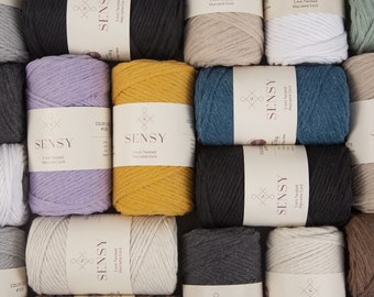 Op de afbeelding: Een assortiment van 3 mm gedraaide macramé koorden in verschillende kleuren. Het koord is gemaakt van natuurlijke vezels en is perfect voor knutselen.