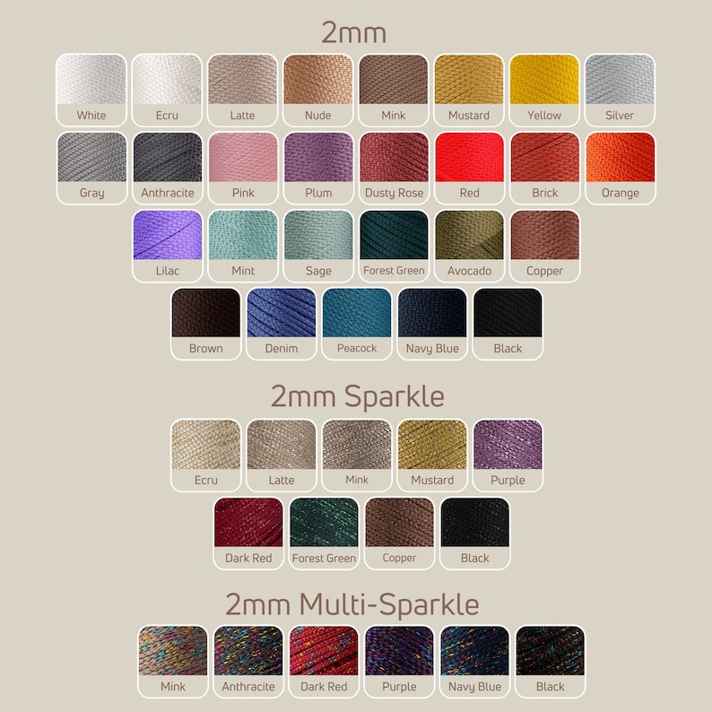 Puede incluir: Una carta de colores de hilo en varios colores y texturas, incluyendo 2 mm, 2 mm Sparkle y 2 mm Multi-Sparkle. La carta incluye colores como blanco, crudo, latte, nude, vis&oacute;n, mostaza, amarillo, plata, gris, antracita, rosa, ciruela, rosa polvoriento, rojo, ladrillo, naranja, lila, menta, salvia, verde bosque, aguacate, cobre, marr&oacute;n, denim, pavo real, azul marino, negro, rojo oscuro y morado.