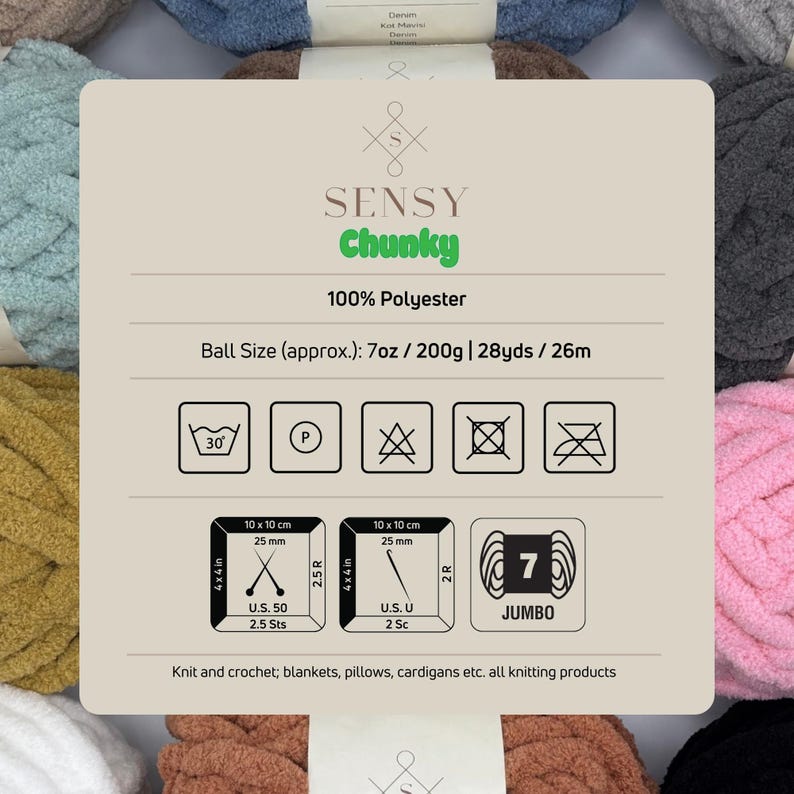 Puede incluir: Primer plano de una madeja de hilo Sensy Chunky, un hilo 100% poli&eacute;ster. El hilo es de color rosa claro y se muestra con una etiqueta que incluye el nombre del hilo, el contenido de la fibra, el tama&ntilde;o de la madeja y las instrucciones de cuidado. La etiqueta tambi&eacute;n incluye una recomendaci&oacute;n de tama&ntilde;o de aguja de 7 mm (US tama&ntilde;o 10) para tejer y hacer ganchillo.