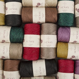 Peut inclure: Une collection de fil en cordon PP de 2 mm dans diff&eacute;rentes couleurs, notamment noir, vert, rouge, or et beige. Chaque bobine porte une &eacute;tiquette avec le nom de la marque "SENSY" et le texte "2 mm PP Cord Sparkle".