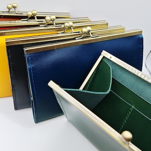 Cartera de mano de cuero con cierre de beso, cartera de mano minimalista con cierre de beso, cartera de cuero, bolso de diseño vintage, bolso de inspiración vintage, cartera de mano de estilo retro