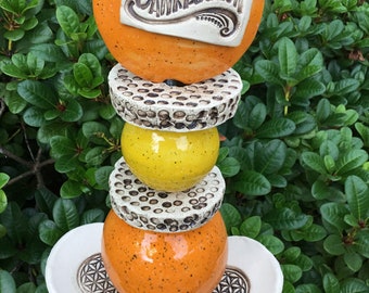 Stele für den Garten orange gelb Natur handgetöpfert 30 cm hoch