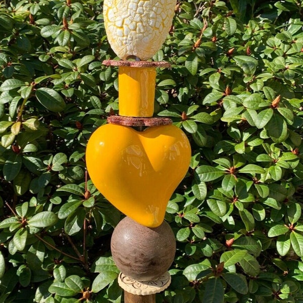 Stele für den Garten gelb braun handgetöpfert 66 cm hoch