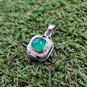 Green Onyx Poison Locket | 925 Sterling Silver Handmade Oxidised Box Pendant | Genuine Gemstone Jewelery | Boho Style | Vintage Pattern