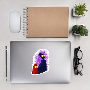 Könnte beinhalten: Ein Aufkleber mit einer skurrilen Illustration von zwei Figuren. Eine ist eine hohe, dunkelblaue Silhouette mit gelben Augen, die andere eine kleine rote Figur. Der Hintergrund ist ein strukturiertes Lila.