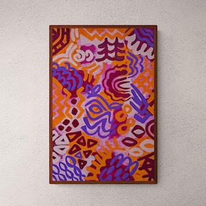 Dipinto massimalista audace su carta, poster hippie colorato, stampa su carta viola, arancione e bordeaux, arte murale etnica massimalista hippie dopamina
