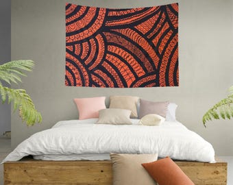 Puede incluir: Un tapiz de pared rectangular con un patrón repetitivo de grandes arcos semicirculares superpuestos en color naranja coral vibrante sobre un fondo negro carbón profundo, con cada arco relleno de intrincados diseños geométricos.