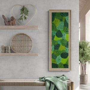 Puede incluir: Una impresión de arte abstracto enmarcada con un esquema de color verde y amarillo. La impresión presenta una variedad de formas y patrones orgánicos.