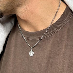 Collier pendentif croix en argent pour hommes / collier en acier inoxydable résistant à l'eau et non ternissant / pendentif ovale petite croix pour hommes / cadeau religieux pour hommes