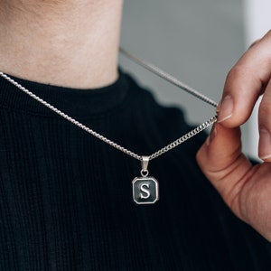 Collier initial en argent pour homme / Collier pendentif lettre carré noir en acier inoxydable étanche pour homme ou femme / cadeau personnalisé pour homme