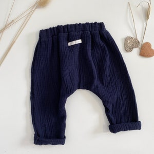 Pantalon bébé mousseline 50-92 gris clair bleu pantalon mousseline bébé pantalon d'été pantalon à pompe en mousseline pantalon sarouel pour tout-petits cordon bouton en bois image 6