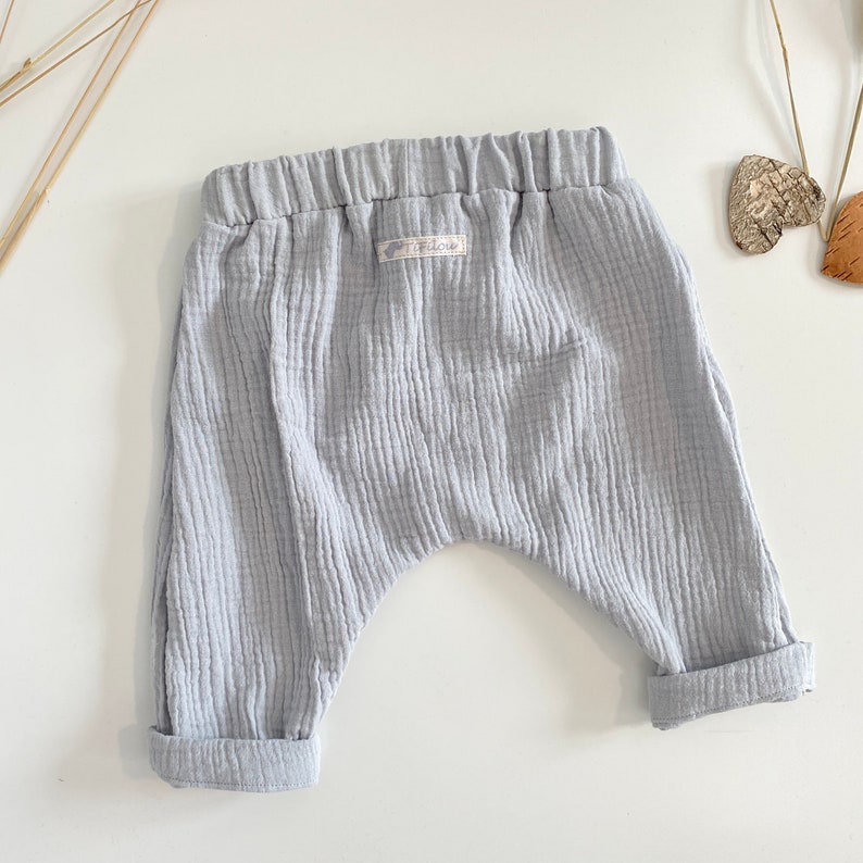 Pantalon bébé mousseline 50-92 gris clair bleu pantalon mousseline bébé pantalon d'été pantalon à pompe en mousseline pantalon sarouel pour tout-petits cordon bouton en bois image 5