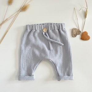 Pantalones de bebé muselina 50-92 pantalones de muselina azul gris claro pantalones de verano bebé pantalones de bomba de muselina pantalones de harén niño cordón botón de madera hellgrau