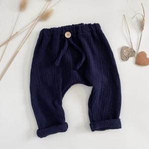 Pantalones de bebé muselina 50-92 pantalones de muselina azul gris claro pantalones de verano bebé pantalones de bomba de muselina pantalones de harén niño cordón botón de madera dunkelblau