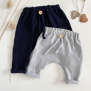 Pantalones de bebé muselina 50-92 pantalones de muselina azul gris claro pantalones de verano bebé pantalones de bomba de muselina pantalones de harén niño cordón botón de madera imagen 2