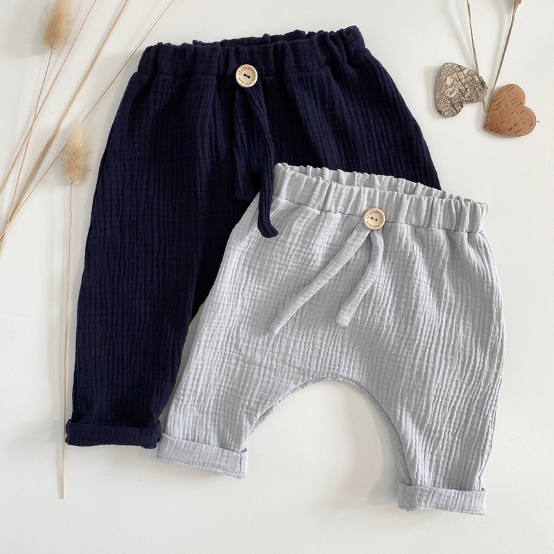 Pantalon bébé mousseline 50-92 gris clair bleu pantalon mousseline bébé pantalon d'été pantalon à pompe en mousseline pantalon sarouel pour tout-petits cordon bouton en bois image 2