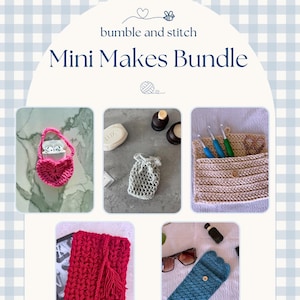 Puede incluir: Una colección de cinco artículos de ganchillo etiquetados como Mini Makes Bundle por bumble and stitch. Incluye una bolsa rosa en forma de corazón, una bolsa gris con cordón, un estuche beige con ganchillos, una bolsa roja texturizada y un estuche azul con botón.