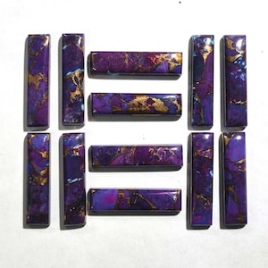 K&ouml;nnte beinhalten: Zehn rechteckige St&uuml;cke aus violettem und goldenem T&uuml;rkis-Cabochons. Die Cabochons sind poliert und haben eine glatte Oberfl&auml;che.