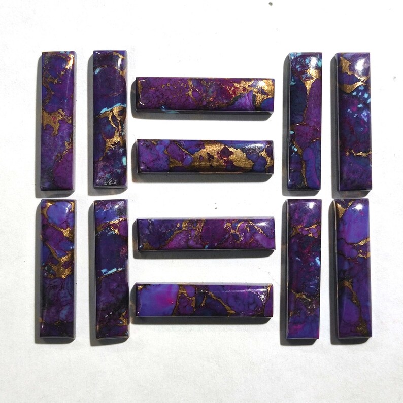 K&ouml;nnte beinhalten: Zehn rechteckige St&uuml;cke aus violettem und goldenem T&uuml;rkis-Cabochons. Die Cabochons sind poliert und haben eine glatte Oberfl&auml;che.