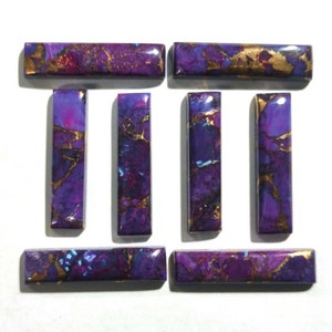 K&ouml;nnte beinhalten: Satz von zehn violetten und goldenen Cabochons, jeder mit einem einzigartigen Muster aus wirbelnden Farben und goldenen Flocken. Die Cabochons sind rechteckig und haben eine glatte, polierte Oberfl&auml;che.