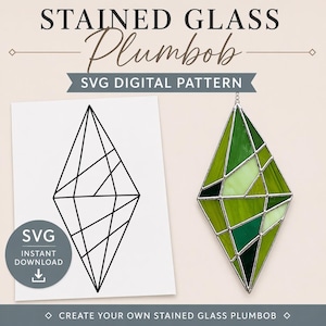 Pode incluir: Um prumo de vitral verde, com uma moldura de metal prateado, está pendurado ao lado de um desenho a traço preto e branco da mesma forma. O texto diz "STAINED GLASS Plumbob SVG DIGITAL PATTERN".