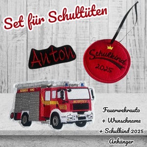 Könnte beinhalten: Ein Set aus drei gestickten Patches für ein Schulkind. Die Patches sind rot und schwarz und zeigen ein Feuerwehrauto, ein Namensschild mit dem Namen Anton und ein runder Patch mit der Aufschrift "Schulkind 2025".