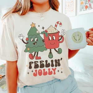 Retro Navidad Confort Colores Feelin Jolly Camisa Vintage Árbol de Navidad Cacao Caliente Linda Camiseta de Invierno Amigos de Navidad Camiseta navideña
