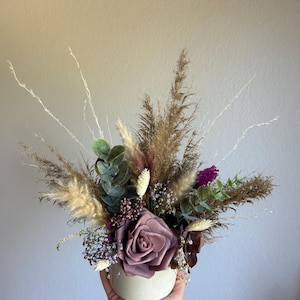 Dried flower arrangement / arrangement of dried flowers / table decoration