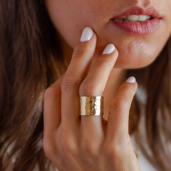 Individueller Zigarrenbandring, personalisierter, gehämmerter breiter Ring mit Namensgravur, individuell vergoldeter Initialen- und Nachrichten-Manschettenring für sie, Schmuck für die Mutter