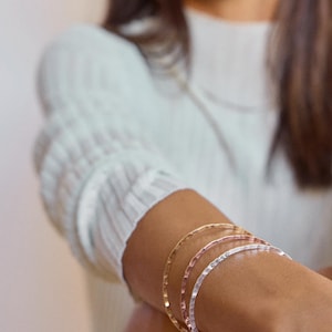 Aangepaste handgestempelde armband: gehamerd sterlingzilver, goud, roségoud