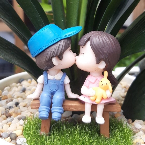 Figurines miniatures de bonsaï | Miniature garçon et fille avec banc | Miniatures de couple | Cadeaux de jardin de fées | Couple assis s’embrassant|