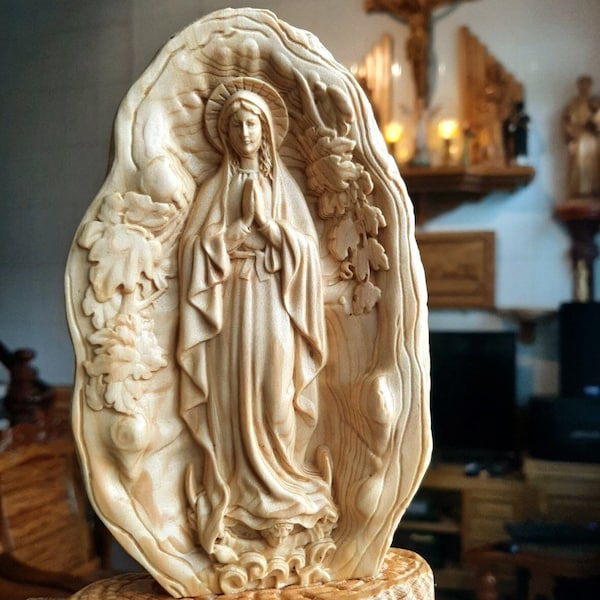 Hölzerne Statue der Jungfrau Maria, die mit ihren Händen betet, Jungfrau Maria Statue, Mutter Gottes Jesus Christus Statue, katholische Kunst