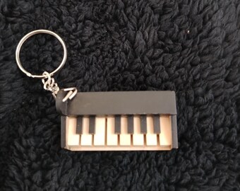 Gepersonaliseerde houten pianosleutelhanger | Mini-toetsenbordsleutelhanger | Aangepaste naam gegraveerd muziekcadeau