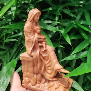 Figurka Matki Boskiej trzymającej Dzieciątko Jezus z drewna, Figurka Świętej Rodziny, Figurka Matki Boskiej Niosącej Jezusa, Ręcznie robiona Figurka Matki Boskiej