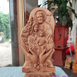 La statuetta della Sacra Famiglia, la statua di Gesù, la Vergine Maria e San Giuseppe, regalo per la famiglia cattolica, presepe di Natale, Sagrada Familia