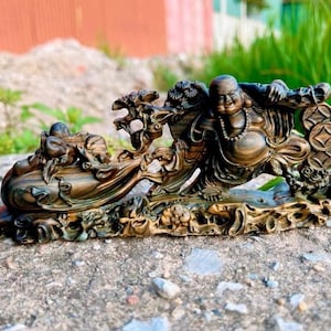 Statua del Buddha Maitreya in legno intagliato che tira il sacco dei soldi realizzato in ebano, Buddha Maitreya sorridente, Statua Fengshui del Buddha felice vintage che ride