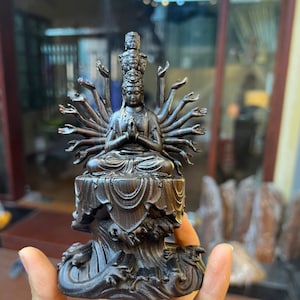 Tausendhändige Kuan Yin-Statue sitzend auf Lotus Hergestellt von Ebenholzholz, chinesische GuanYin Holzstatue Feng Shui, tausendhändiger Bodhisattva Guan Yin