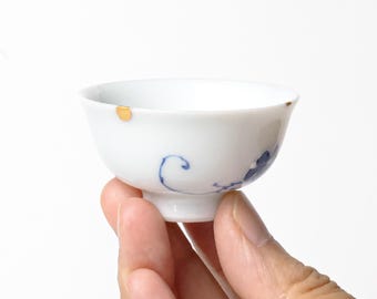 KINTSUGI – Ivy Leaf Sake Cup with Gentle Gold Accent｜Genuine Urushi