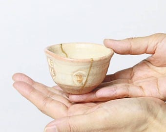 KINTSUGI – Coral-Toned Sake Cup with Subtle Gold Lines｜Food Safe