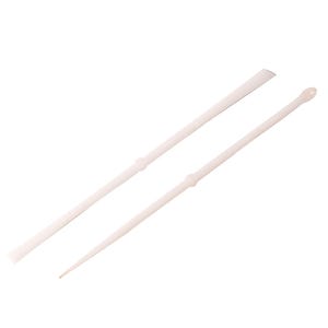 Könnte beinhalten: Zwei weiße, schlanke medizinische Applikatoren. Einer hat ein flaches, spatelartiges Ende, der andere eine spitze Spitze mit einer kleinen Schlaufe. Beide bestehen aus einem glatten, undurchsichtigen Material.