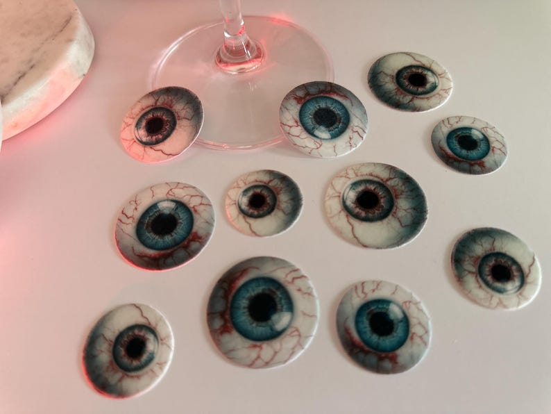 Puede incluir: Un conjunto de 10 adornos comestibles para pasteles con forma de ojo, con detalles realistas, que incluyen iris azules, vasos sangu&iacute;neos rojos y pupilas negras. Los adornos son perfectos para agregar un toque espeluznante a los postres de Halloween.