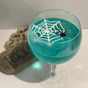 Adornos para bebidas comestibles con forma de telaraña y arañas: adornos precortados para obleas de Halloween con forma de telaraña
