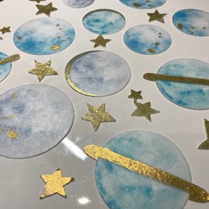 Topper comestible de planètes et d'étoiles sur le thème de l'espace en bleu, vert et violet avec décorations pour gâteaux d'anniversaire/cupcakes
